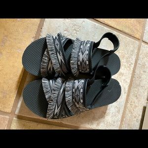 Teva platform flat-form sandals woman’s 8 black and grey color-way.